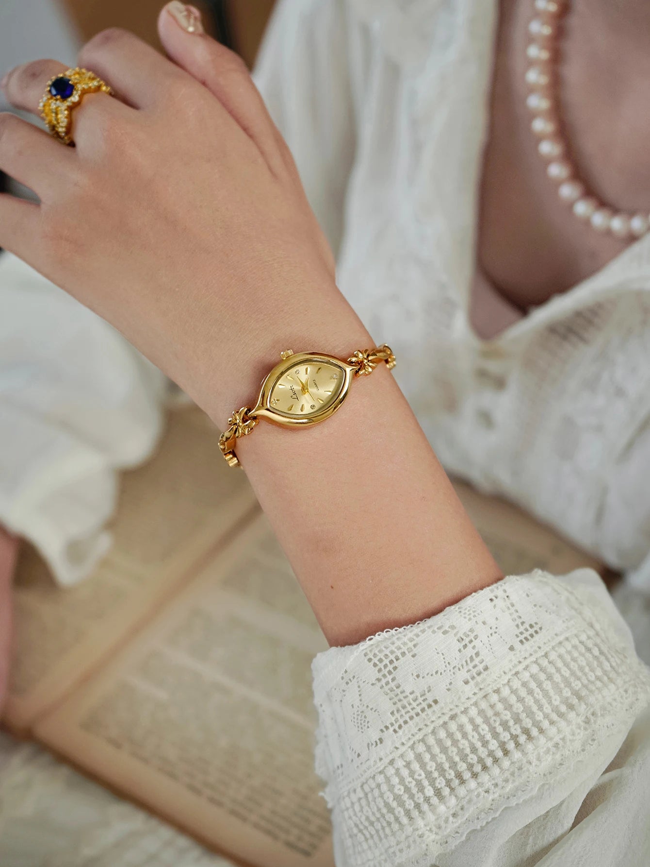 Montre Femme Rétro – Or Élégant