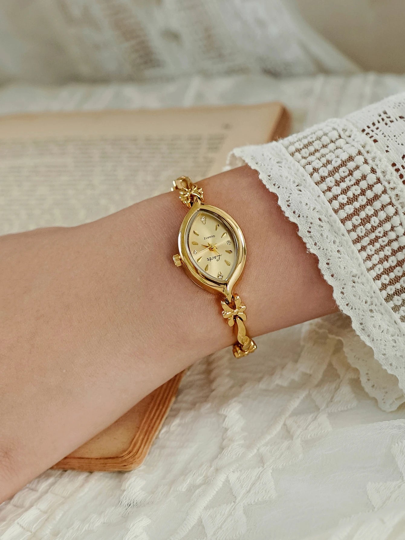 Montre Femme Rétro – Or Élégant